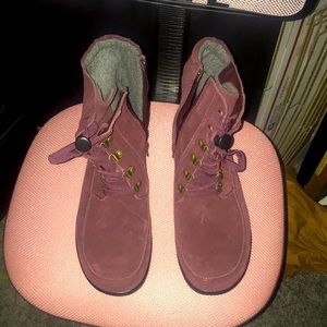 Clarks Genuine Leather/Suede boots lined with wool. FYI: Not Free, as in pic’s.